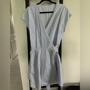 Vineyard Vines seersucker wrap dress